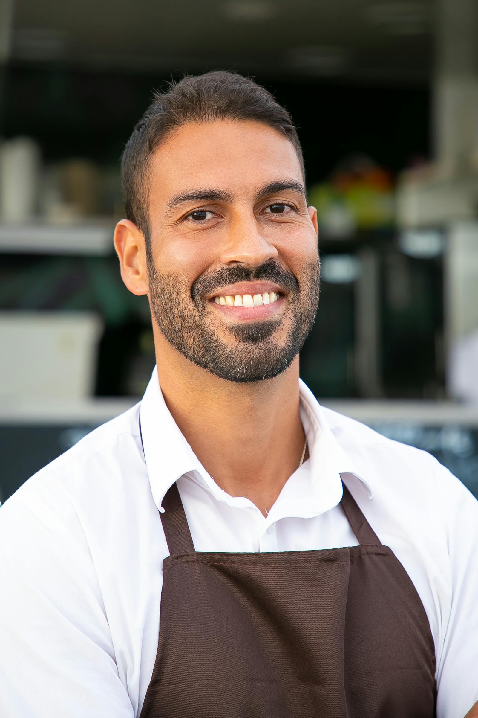 Dueño de restaurante sonriendo en su negocio